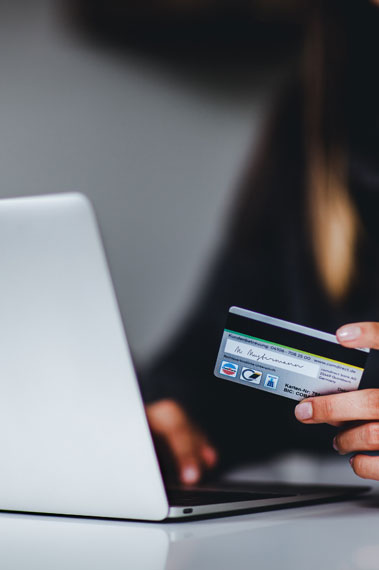 Pessoas analisando gráficos de performance de e-commerce