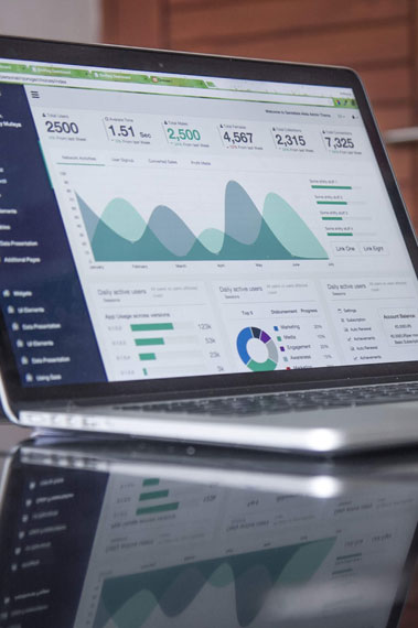 Equipe MKTEAM em um ambiente de trabalho colaborativo